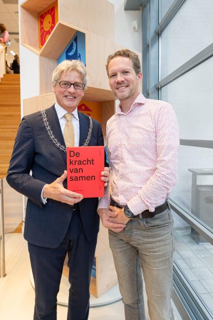 Pieter van Gent met de burgemeester van Amersfoort tijdens presentatie jubileumboek De Kracht van Samen