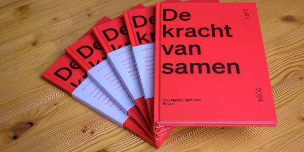 Stapel boeken van Vereniging Eigen Huis
